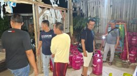 TEGANG: Polres Sumenep saat menggrebek aktivitas pengoplosan elpiji di sebuah gudang di Desa Kebunan (SandiGT - Seputar Jatim) 