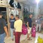 TEGANG: Polres Sumenep saat menggrebek aktivitas pengoplosan elpiji di sebuah gudang di Desa Kebunan (SandiGT - Seputar Jatim) 