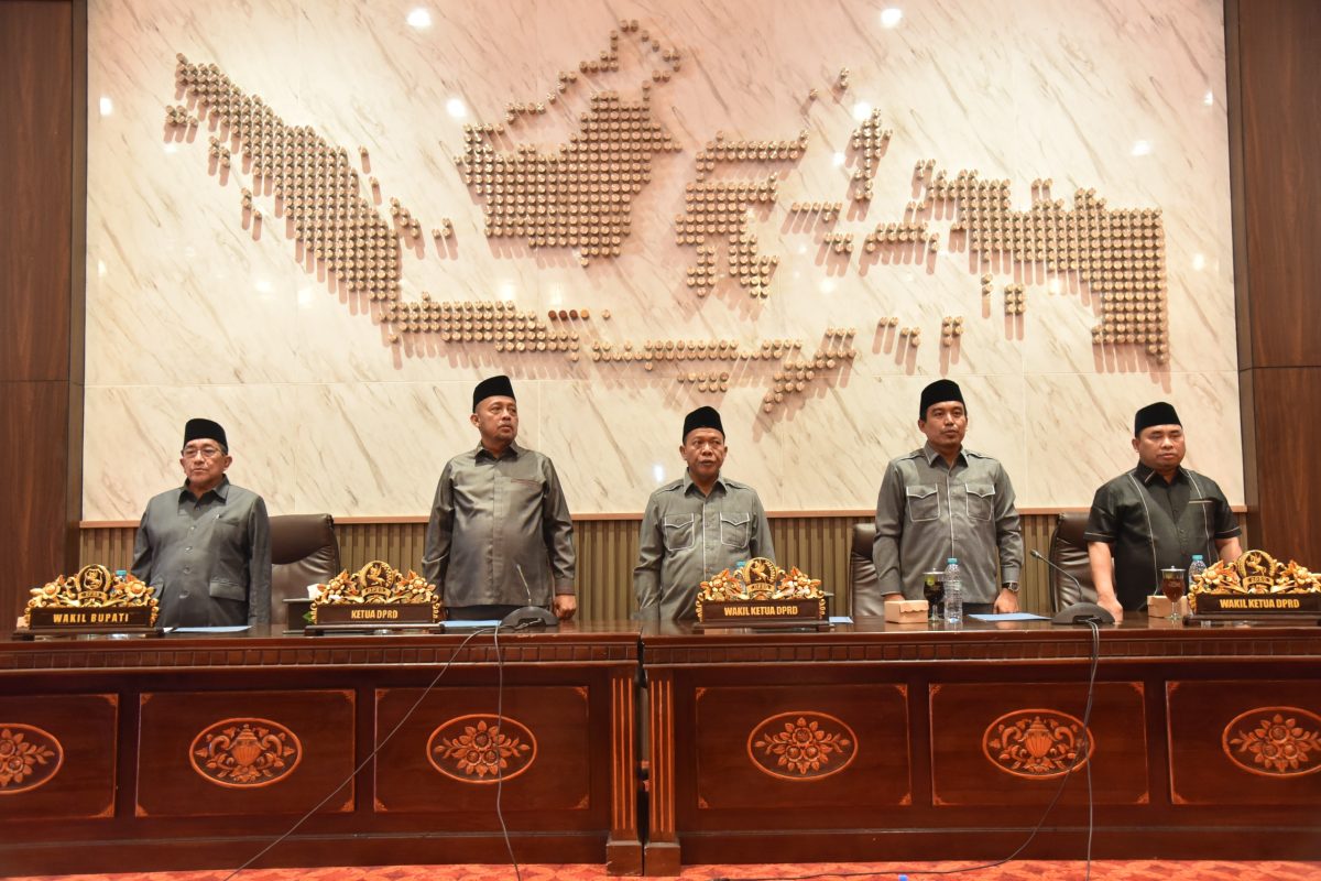 BERDIRI: DPRD Sumenep saat akan menggelar rapat paripurna tentang APBD Tahun Anggaran 2026 (SandiGT - Seputar Jatim)