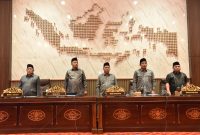 BERDIRI: DPRD Sumenep saat akan menggelar rapat paripurna tentang APBD Tahun Anggaran 2026 (SandiGT - Seputar Jatim) 