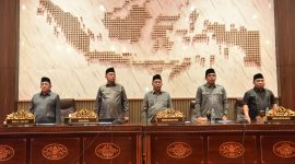BERDIRI: DPRD Sumenep saat akan menggelar rapat paripurna tentang APBD Tahun Anggaran 2026 (SandiGT - Seputar Jatim) 