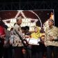 SERAH TERIMA: Kepala Bidang Pelayanan Pendaftaran Penduduk Disdukcapil Sumenep, Wahasah, saat menerima penghargaan inovasi daerah 2025, yang diberikan oleh Plt Sekda R. Achmad Syahwan Effendy (SandiGT - Seputar Jatim) 