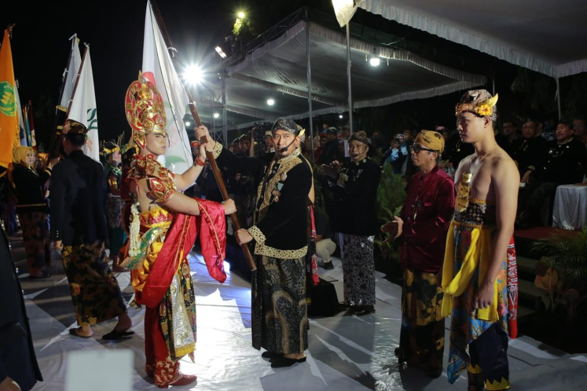 SERAH TERIMA: Bupati Sumenep, Achmad Fauzi Wongsojudo, saat melakukan Prosesi Arya Wiraraja di Hari Jadi Sumenep yang Ke-756 di Depan Museum Keraton Sumenep (Doc. Seputar Jatim)