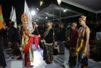 SERAH TERIMA: Bupati Sumenep, Achmad Fauzi Wongsojudo, saat melakukan Prosesi Arya Wiraraja di Hari Jadi Sumenep yang Ke-756 di Depan Museum Keraton Sumenep (Doc. Seputar Jatim)