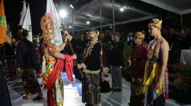 SERAH TERIMA: Bupati Sumenep, Achmad Fauzi Wongsojudo, saat melakukan Prosesi Arya Wiraraja di Hari Jadi Sumenep yang Ke-756 di Depan Museum Keraton Sumenep (Doc. Seputar Jatim)