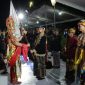SERAH TERIMA: Bupati Sumenep, Achmad Fauzi Wongsojudo, saat melakukan Prosesi Arya Wiraraja di Hari Jadi Sumenep yang Ke-756 di Depan Museum Keraton Sumenep (Doc. Seputar Jatim)