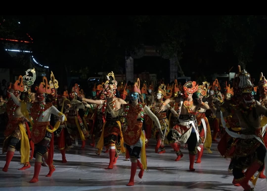 Hari Jadi Sumenep ke-756, 1000 Penari Topeng Meriahkan Puncak Prosesi Arya Wiraraja IMG 20251026 WA0012