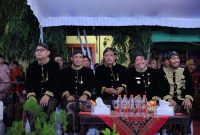 TERSENYUM: Bupati Sumenep, Achmad Fauzi Wongsojudo dan Wakil Bupati Sumenep Imam Hasyim, saat menyaksikan prosesi Arya Wiraraja di depan Keraton Agung Sumenep (Doc. Seputar Jatim)