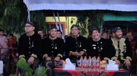 TERSENYUM: Bupati Sumenep, Achmad Fauzi Wongsojudo dan Wakil Bupati Sumenep Imam Hasyim, saat menyaksikan prosesi Arya Wiraraja di depan Keraton Agung Sumenep (Doc. Seputar Jatim)