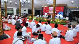 KHIDMAT: Bupati Sumenep, Achmad Fauzi Wongsojudo bersama jajan Pemkab saat menggelar Haul akbar raja-raja Sumenep Madura (SandiGT - Seputar Jatim)