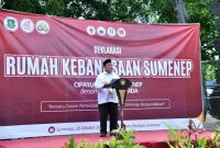 BERDIRI: Wakil Bupati Sumenep, Imam Hasyim, saat meresmikan rumah kebangsaan (SandiGT - Seputar Jatim) 