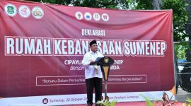 BERDIRI: Wakil Bupati Sumenep, Imam Hasyim, saat meresmikan rumah kebangsaan (SandiGT - Seputar Jatim) 