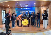 MEMUKUL GONG: Gebernur DKI Jakarta yang diwakili oleh Satfsus Bidang Komunikasi Publik, Chico Hakim didampingi Ketua Umum IWO Teuku Yudhistira dan Sejumlah Pengurus PP IWO saat membuka Rakenas III PP IWO di Taman Ismail Marzuki (TIM) Jakarta Pusat (M Che - Seputar Jatim)