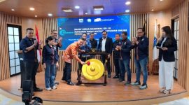 MEMUKUL GONG: Gebernur DKI Jakarta yang diwakili oleh Satfsus Bidang Komunikasi Publik, Chico Hakim didampingi Ketua Umum IWO Teuku Yudhistira dan Sejumlah Pengurus PP IWO saat membuka Rakenas III PP IWO di Taman Ismail Marzuki (TIM) Jakarta Pusat (M Che - Seputar Jatim)