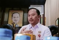 MENJELASKAN: Kepala Bappeda Sumenep, Arif Firmanto, saat diwawancarai sejumlah wartawan (SandiGT - Seputar Jatim)