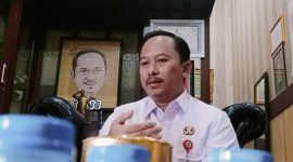 MENJELASKAN: Kepala Bappeda Sumenep, Arif Firmanto, saat diwawancarai sejumlah wartawan (SandiGT - Seputar Jatim)