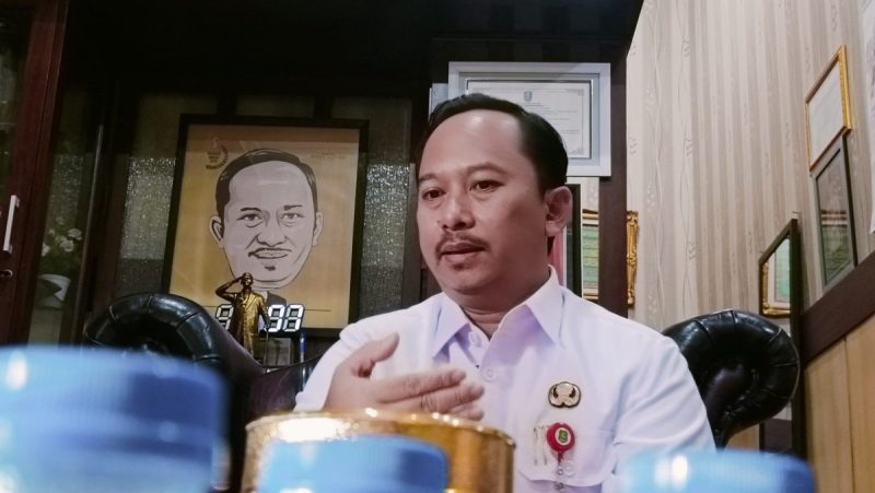 MENJELASKAN: Kepala Bappeda Sumenep, Arif Firmanto, saat diwawancarai sejumlah wartawan (SandiGT - Seputar Jatim)