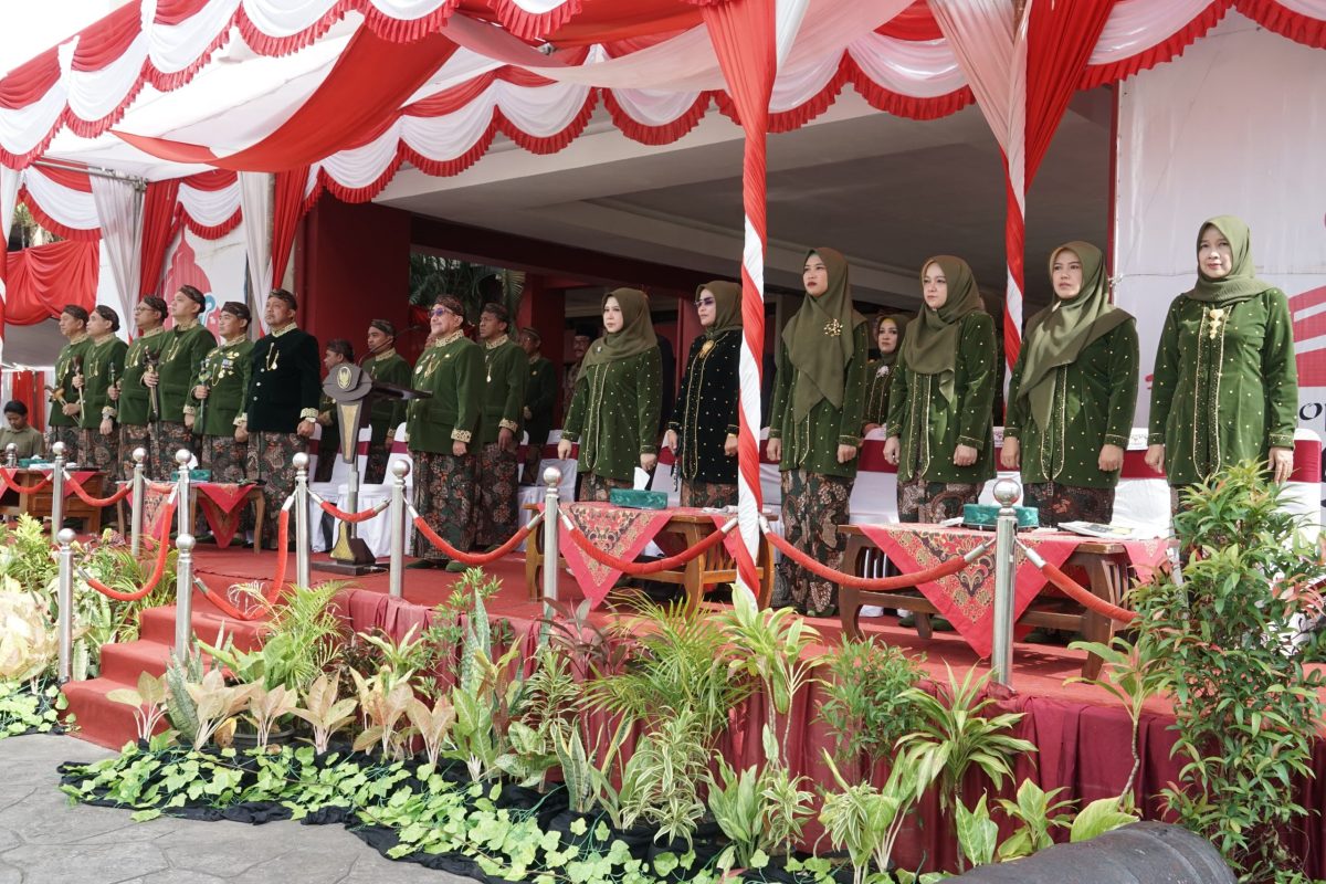 BERDIRI: Wabup Sumenep, Imam Hasyim (tengah) beserta jajaran pemerintah saat menggelar upacara Hari Jadi Sumenep ke-756 (SandiGT - Seputar Jatim)