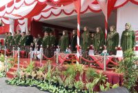 BERDIRI: Wabup Sumenep, Imam Hasyim (tengah) beserta jajaran pemerintah saat menggelar upacara Hari Jadi Sumenep ke-756 (SandiGT - Seputar Jatim) 