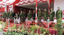BERDIRI: Wabup Sumenep, Imam Hasyim (tengah) beserta jajaran pemerintah saat menggelar upacara Hari Jadi Sumenep ke-756 (SandiGT - Seputar Jatim) 