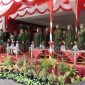 BERDIRI: Wabup Sumenep, Imam Hasyim (tengah) beserta jajaran pemerintah saat menggelar upacara Hari Jadi Sumenep ke-756 (SandiGT - Seputar Jatim) 