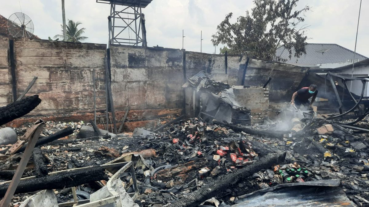 HANGUS: Kebakaran lima toko di Pasar Ganding, Sumenep (SandiGT - Seputar Jatim)