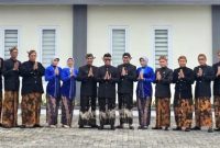 KOMPAK: Jajaran Karywan BPRS Bhakti Sumekar, saat melakukan foto bersama usai menggelar acara Hari Jadi Sumenep Ke 756 (Doc. Seputar Jatim)