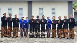 KOMPAK: Jajaran Karywan BPRS Bhakti Sumekar, saat melakukan foto bersama usai menggelar acara Hari Jadi Sumenep Ke 756 (Doc. Seputar Jatim)