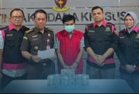 DITAHAN: Tim Kejati Jatim saat Melakukan Pers rilis penetapan tersangka baru yang menyeret Kabid Disperkimhub Kabupaten Sumenep dalam Kasus Korupsi BSPS Tahun 2024  di Kabupaten Sumenep (Doc. Seputar Jatim)