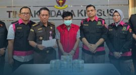DITAHAN: Tim Kejati Jatim saat Melakukan Pers rilis penetapan tersangka baru yang menyeret Kabid Disperkimhub Kabupaten Sumenep dalam Kasus Korupsi BSPS Tahun 2024  di Kabupaten Sumenep (Doc. Seputar Jatim)