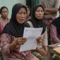 ILUSTRASI: Masyarakat terlihat kaget dan sedih saat mengatahui dana PKH dipotong ketua kelompok PKH (Doc. Seputar Jatim)