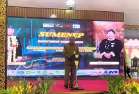 BERDIRI: Kepala DPMSTP Sumenep, Rahman Riadi, saat memberilan sambutan pada acara Sumenep Investment Summit 2025 (SandiGT - Seputar Jatim) 