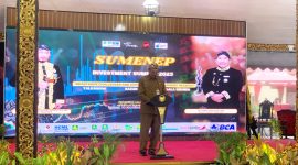 BERDIRI: Kepala DPMSTP Sumenep, Rahman Riadi, saat memberilan sambutan pada acara Sumenep Investment Summit 2025 (SandiGT - Seputar Jatim) 