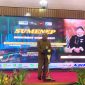 BERDIRI: Kepala DPMSTP Sumenep, Rahman Riadi, saat memberilan sambutan pada acara Sumenep Investment Summit 2025 (SandiGT - Seputar Jatim) 