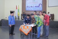 KERJA SAMA: Ketua IWO Imam Mustain R saat melakukan tanda tangan MoU dengan UPI Sumenep (Mufti Che - Seputar Jatim)