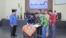 KERJA SAMA: Ketua IWO Imam Mustain R saat melakukan tanda tangan MoU dengan UPI Sumenep (Mufti Che - Seputar Jatim)