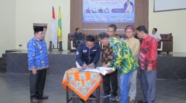 KERJA SAMA: Ketua IWO Imam Mustain R saat melakukan tanda tangan MoU dengan UPI Sumenep (Mufti Che - Seputar Jatim)