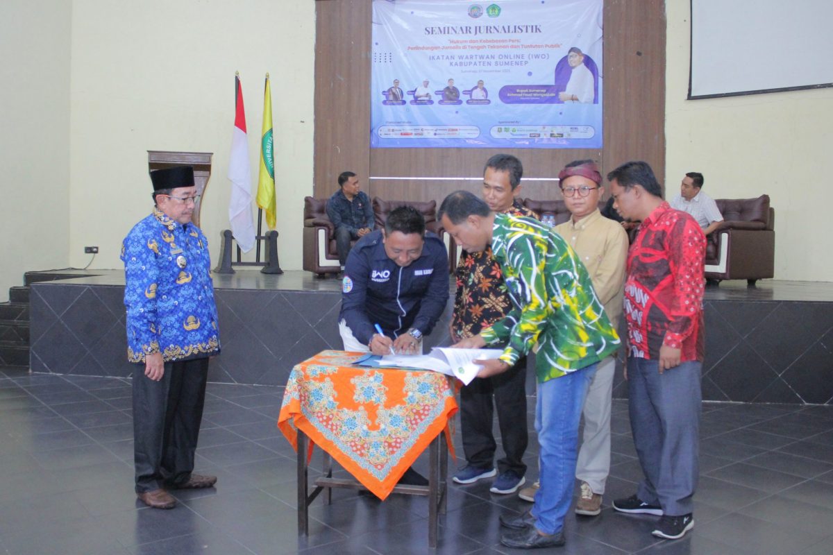 KERJA SAMA: Ketua IWO Imam Mustain R saat melakukan tanda tangan MoU dengan UPI Sumenep (Mufti Che - Seputar Jatim)