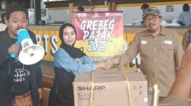 JABAT TANGAN: Kepala Bidang PPD Bapenda Sumenep, Akhmad Sugiharto, saat menyerahkan kulkas pada kegiatan gerebek pajak 2025 (SandiGT - Seputar Jatim)