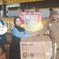 JABAT TANGAN: Kepala Bidang PPD Bapenda Sumenep, Akhmad Sugiharto, saat menyerahkan kulkas pada kegiatan gerebek pajak 2025 (SandiGT - Seputar Jatim)
