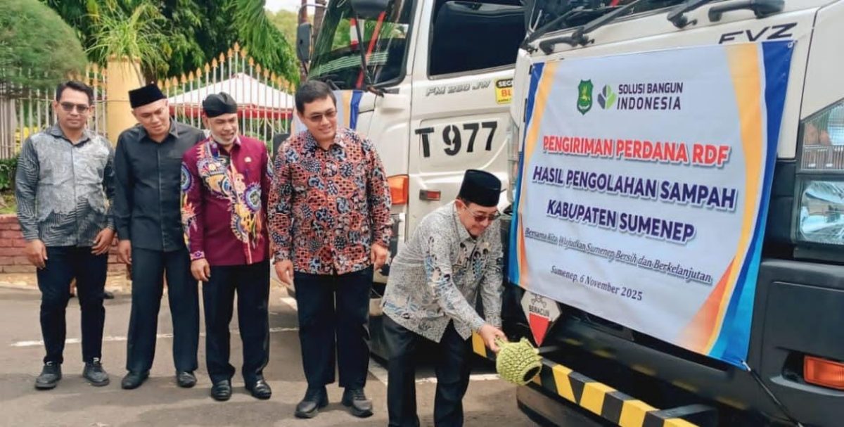 SENANG: Wakil Bupati Sumenep, Imam Hasyim, saat melepas perdana pengiriman sampah RDF sebanyak 24,1 ton (SandiGT - Seputar Jatim)