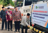SENANG: Wakil Bupati Sumenep, Imam Hasyim, saat melepas perdana pengiriman sampah RDF sebanyak 24,1 ton (SandiGT - Seputar Jatim) 