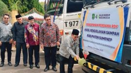 SENANG: Wakil Bupati Sumenep, Imam Hasyim, saat melepas perdana pengiriman sampah RDF sebanyak 24,1 ton (SandiGT - Seputar Jatim) 