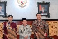 MANTAP: Plt Kepala DLH Sumenep, Anwar Syahroni Yusuf (kiri) bersama Wakil Bupati Sumenep, Imam Hasyim (tengah) dan Direktur Operasional PT Solusi Bangun Indonesia, Edi Sarwono (kanan) saat foto bersama usai penandatanganan kontrak kerja sama (SandiGT - Seputar Jatim) 