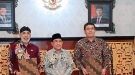 MANTAP: Plt Kepala DLH Sumenep, Anwar Syahroni Yusuf (kiri) bersama Wakil Bupati Sumenep, Imam Hasyim (tengah) dan Direktur Operasional PT Solusi Bangun Indonesia, Edi Sarwono (kanan) saat foto bersama usai penandatanganan kontrak kerja sama (SandiGT - Seputar Jatim) 