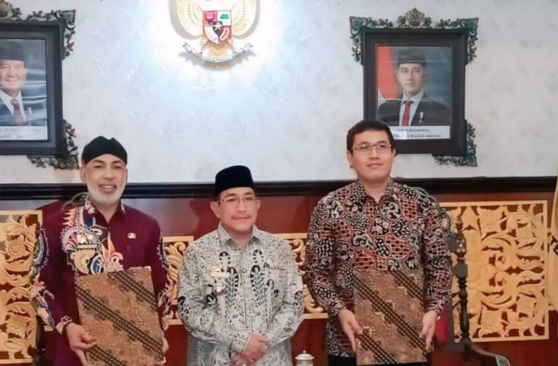 MANTAP: Plt Kepala DLH Sumenep, Anwar Syahroni Yusuf (kiri) bersama Wakil Bupati Sumenep, Imam Hasyim (tengah) dan Direktur Operasional PT Solusi Bangun Indonesia, Edi Sarwono (kanan) saat foto bersama usai penandatanganan kontrak kerja sama (SandiGT - Seputar Jatim)