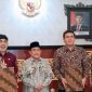 MANTAP: Plt Kepala DLH Sumenep, Anwar Syahroni Yusuf (kiri) bersama Wakil Bupati Sumenep, Imam Hasyim (tengah) dan Direktur Operasional PT Solusi Bangun Indonesia, Edi Sarwono (kanan) saat foto bersama usai penandatanganan kontrak kerja sama (SandiGT - Seputar Jatim) 