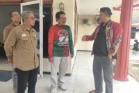 KUNJUNGAN: Ketua DPRD Sumenep, Zainal Arifin, bersama Kabid Pengelolaan Pendapatan Daerah (PPD) Bapenda Sumenep, Akhmad Sugiharto, saat merencanakan pembangunan gedung baru (SandiGT - Seputar Jatim) 