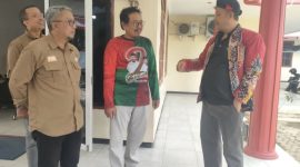 KUNJUNGAN: Ketua DPRD Sumenep, Zainal Arifin, bersama Kabid Pengelolaan Pendapatan Daerah (PPD) Bapenda Sumenep, Akhmad Sugiharto, saat merencanakan pembangunan gedung baru (SandiGT - Seputar Jatim) 