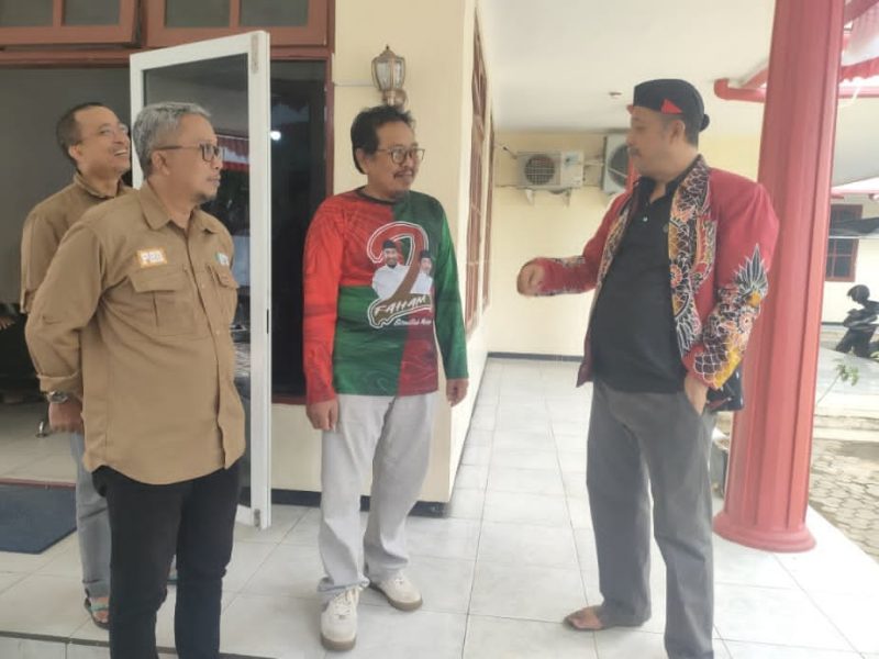 KUNJUNGAN: Ketua DPRD Sumenep, Zainal Arifin, bersama Kabid Pengelolaan Pendapatan Daerah (PPD) Bapenda Sumenep, Akhmad Sugiharto, saat merencanakan pembangunan gedung baru (SandiGT - Seputar Jatim)